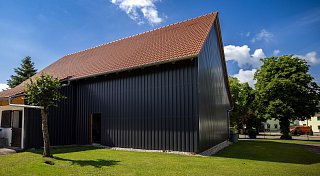 Eine moderne Scheune bei gutem Wetter