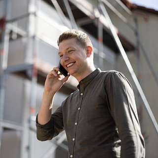 Peter Wagber telefoniert auf Baustelle