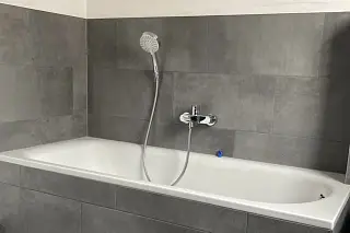 Moderne Badewanne in einem Badezimmer